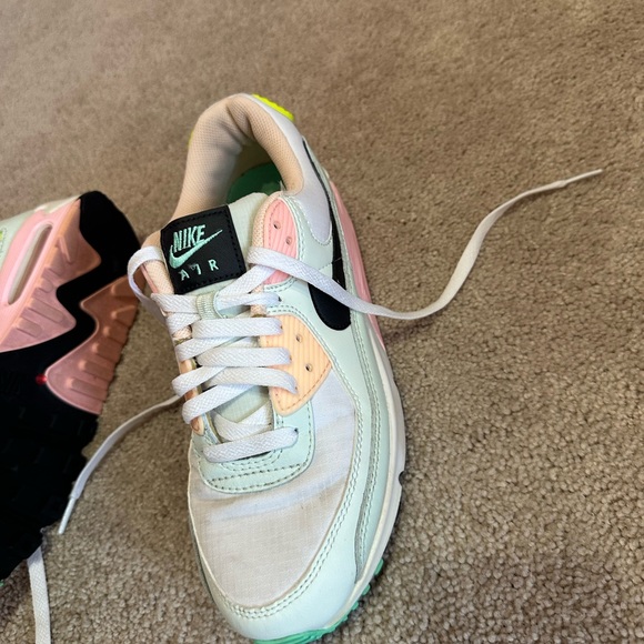 Women’s Nike air max size 8.5 neon - Picture 3 of 3